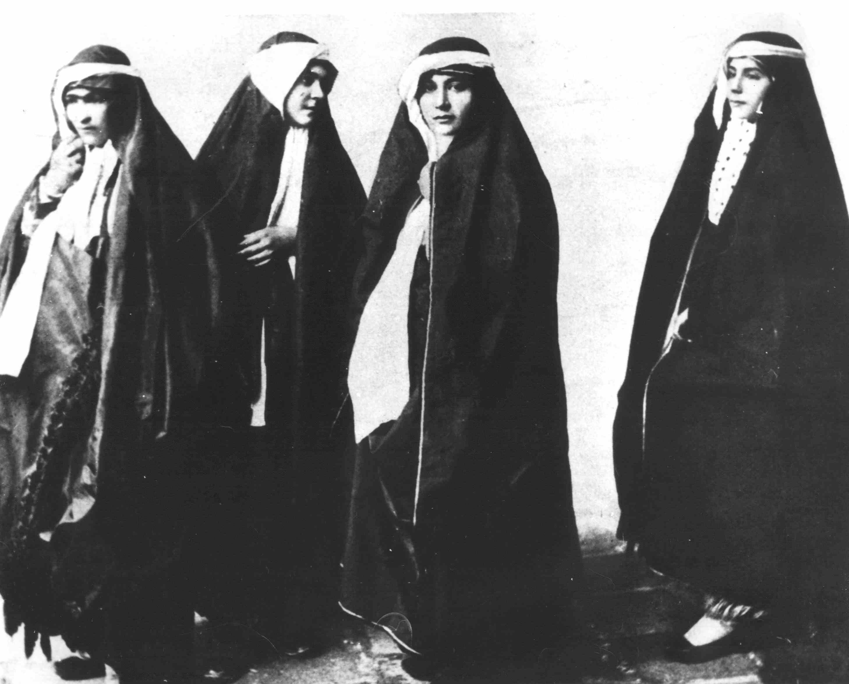 عکسی از زنان در دوره قاجاریه که بسیار پوشیده هستند، موجود در اسناد ملی