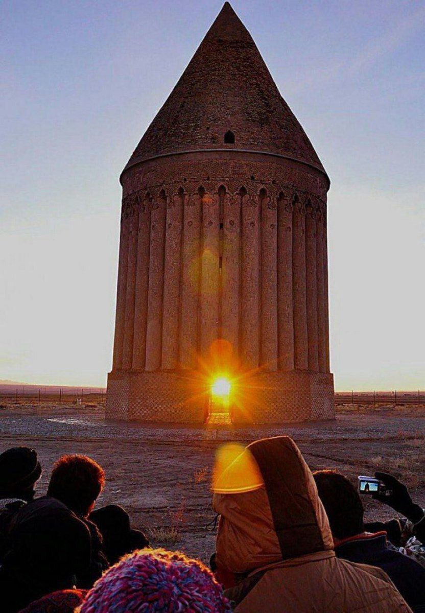 (تصویر) طلوع خورشید اولین روز زمستان از برج رادکان