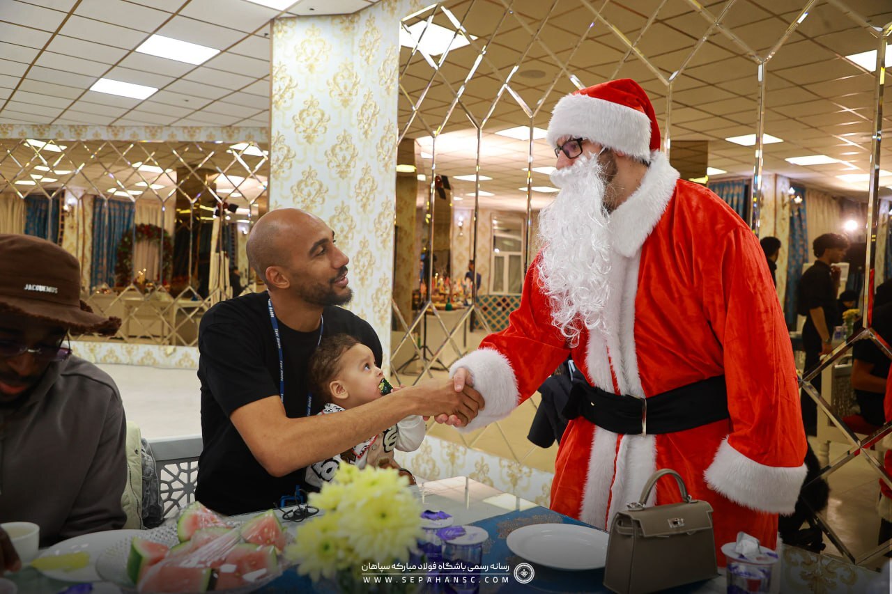 (عکس) بابانوئل در سپاهان؛ ضیافت مجلل باشگاه سپاهان برای کریسمس