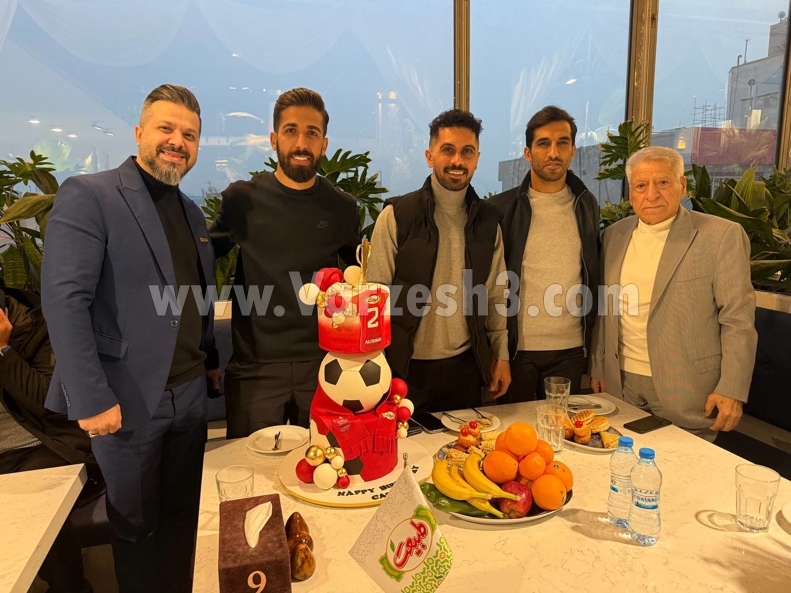 (عکس) جشن تولد عالیشاه در کنار دو پرسپولیسی و یک کیک خاص