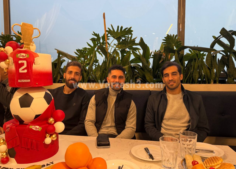 (عکس) جشن تولد عالیشاه در کنار دو پرسپولیسی و یک کیک خاص