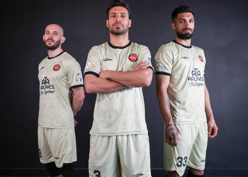 رونمایی از پیراهن سوم تراکتور قبل از بازی با پرسپولیس