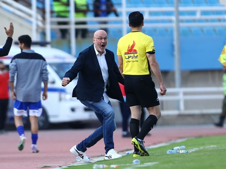 (عکس) خوشحالی جنجالی سرمربی استقلال رو به داور!