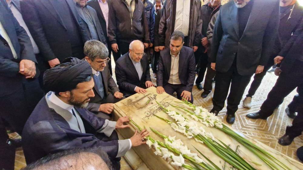 حضور قالیباف بر مزار پدر سیدمحمد خاتمی