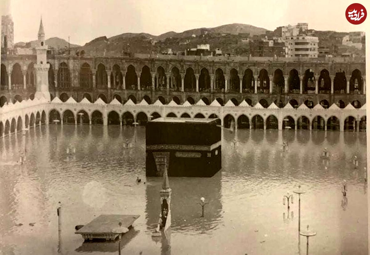 عکس دیده‌نشده از «سیل مکّه»؛ مردی که کنار «کعبه» شنا می‌کند
