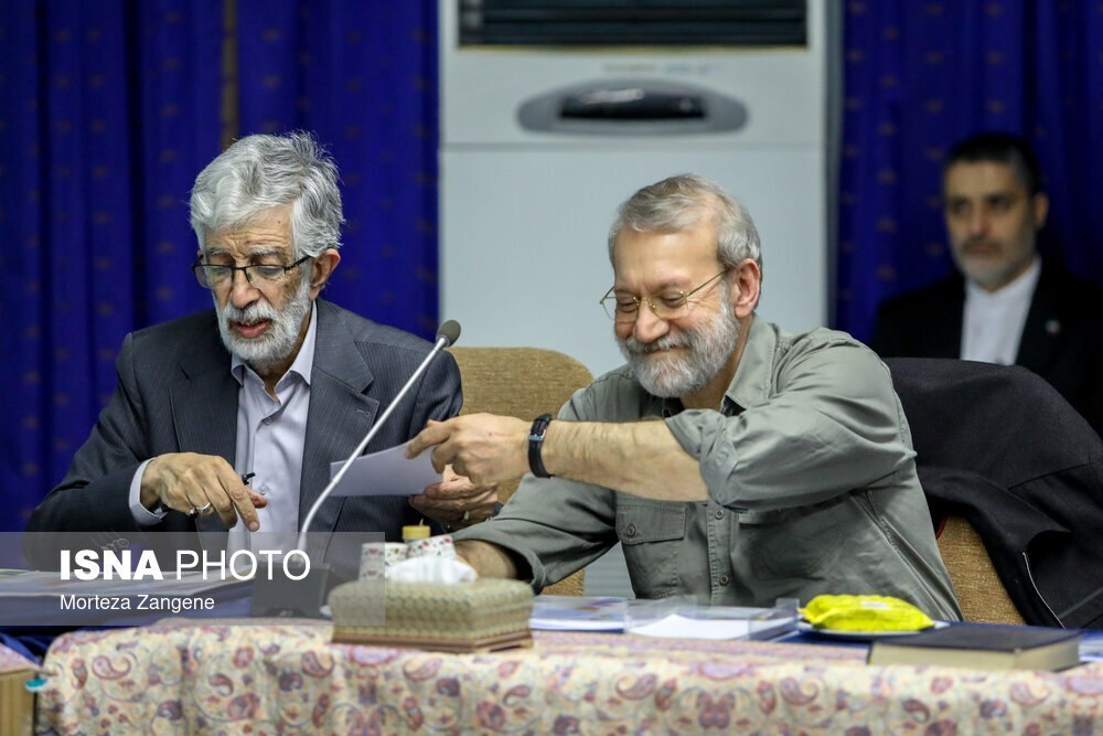 تصویری خاص از علی لاریجانی و حداد عادل در جلسه شورای عالی انقلاب فرهنگی