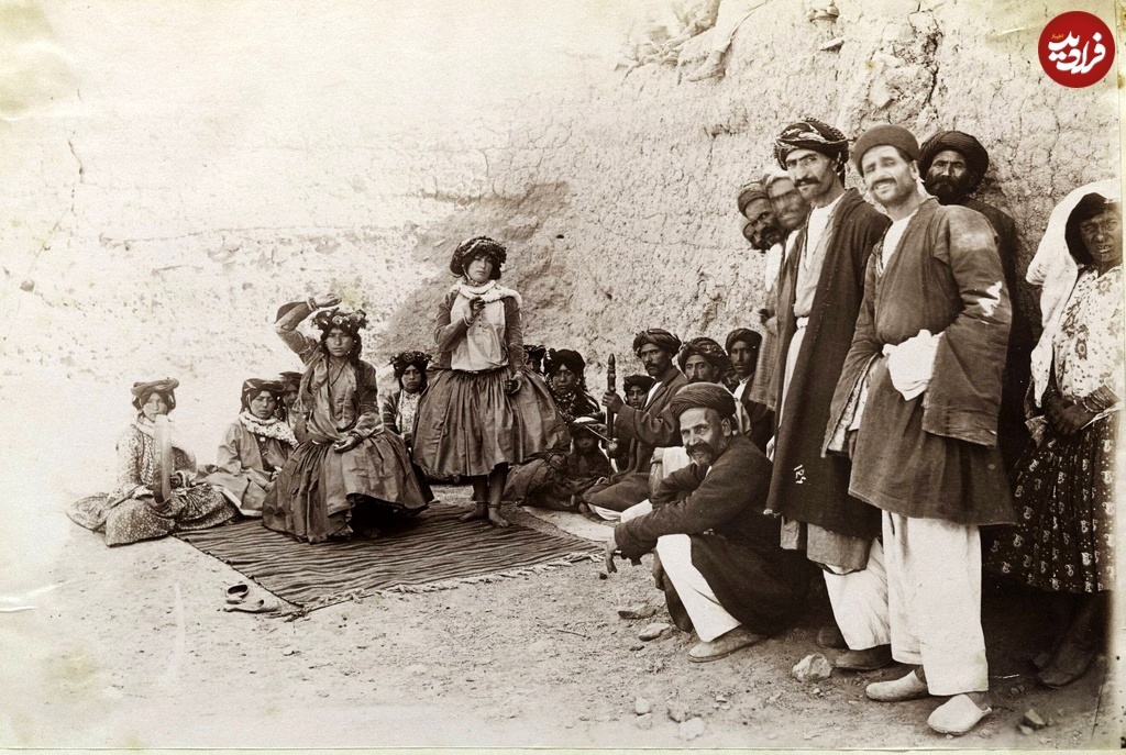تصاویر؛ سفر به عصر قاجار؛ از «رقص در روستا» تا «اسکلۀ بندر انزلی»