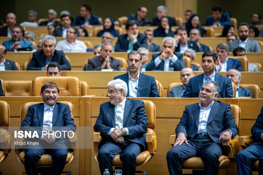 تصویری از خوش‌وبش عارف با یک مقام دفتر رهبری