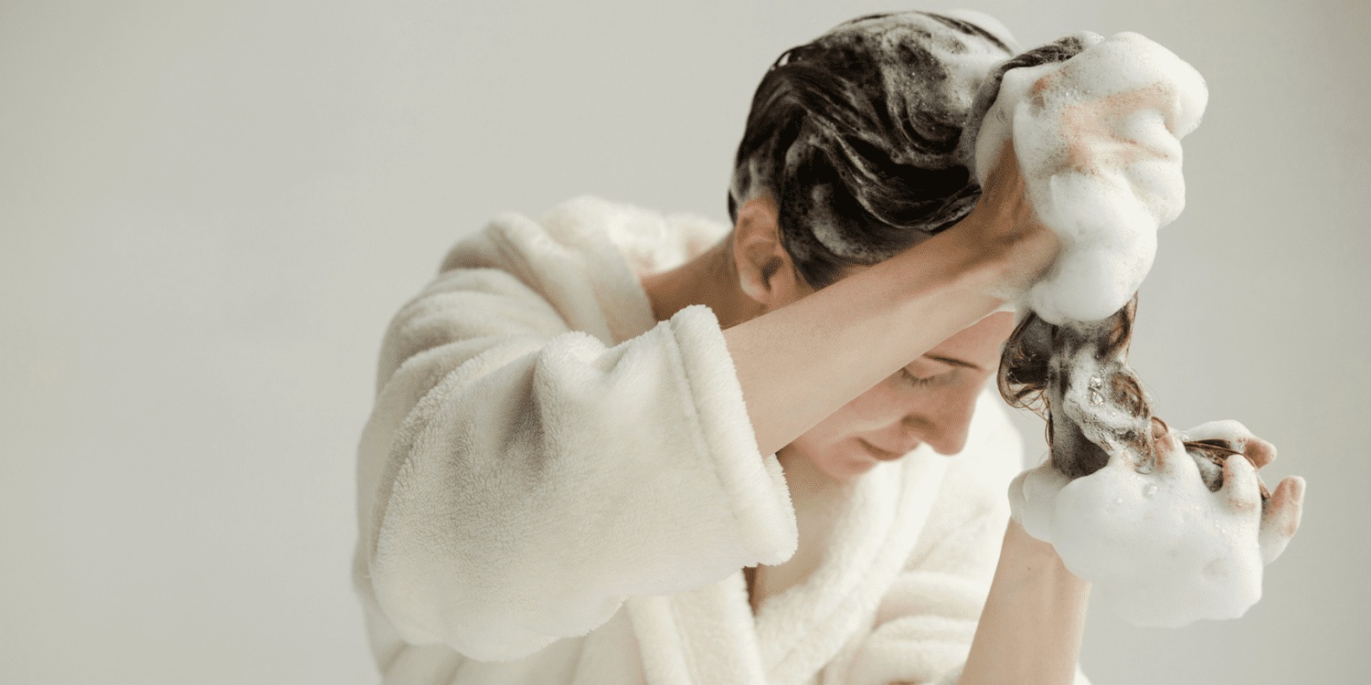 دو بار شامپو زدن: آیا واقعاً برای سلامت مو مفید است؟ / فرارو