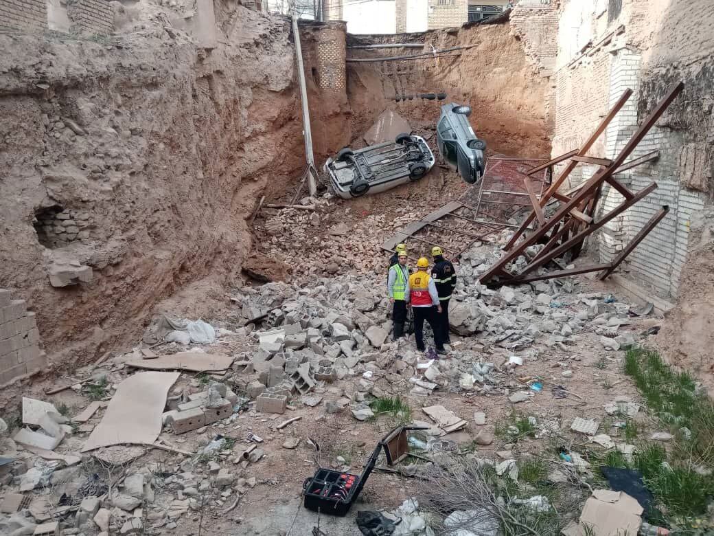 حادثه در تبریز؛ سقوط دو خودرو به محل گودبرداری در منطقه عباسی